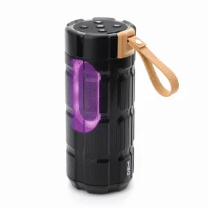 Altoparlante Bluetooth portatile impermeabile con luci LED e cinturino per uso esterno.