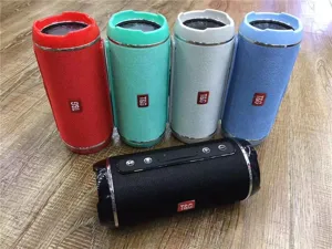 Vista dettagliata di altoparlanti Bluetooth portatili wireless in vari colori vivaci.