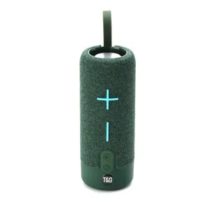 Altoparlante bluetooth portatile senza fili verde con rete in tessuto, forma cylindrica e maniglia.