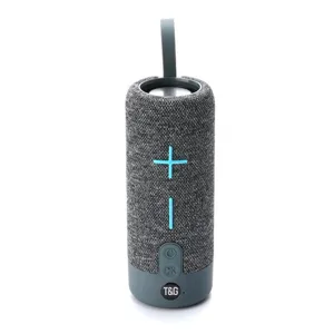 Altoparlante Bluetooth wireless portatile con rivestimento in tessuto e comoda tracolla per esterni.