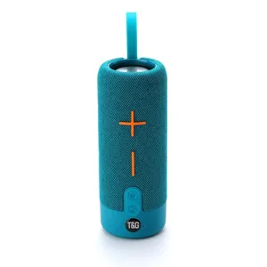 Primo piano dettagliato dell'altoparlante Bluetooth portatile blu con cinturino e pulsanti.