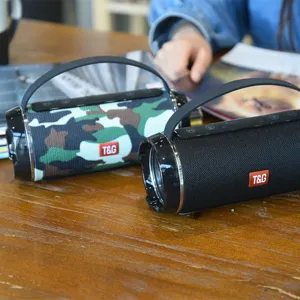 Tragbarer wasserdichter kabelloser Bluetooth-Lautsprecher mit starkem Bass und Tragegriff.