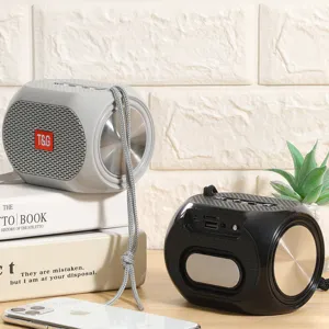 Tragbarer kabelloser Outdoor Bluetooth Lautsprecher mit starkem Bass und TF Kartensteckplatz.