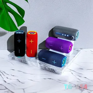 Tragbarer kabelloser Bluetooth-Lautsprecher mit RGB-Lichtern und starkem Außenbass Sound.