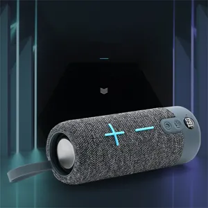 Altoparlante Bluetooth portatile senza fili con design in tessuto per viaggi all'aperto.