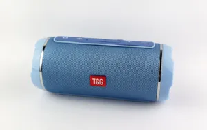 Primo piano dettagliato dell'altoparlante Bluetooth wireless blu portatile con griglia in tessuto.