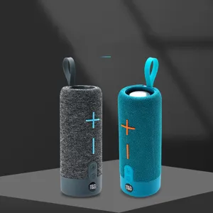 Altoparlante Bluetooth portatile wireless con design in tessuto e grandi tasti.