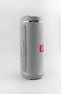 Primo piano dell'altoparlante Bluetooth cilindrico con rete in tessuto grigio e tasti.