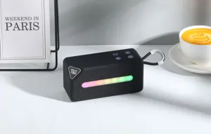 Tragbarer kabelloser Mini-Bluetooth-Lautsprecher mit RGB-Lichtleiste und praktischem Griff.