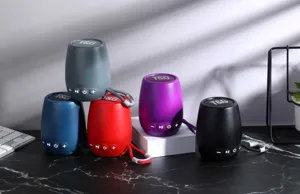Vista dettagliata di altoparlante Bluetooth senza fili portatile, mini cassa acustica stereo TWS.