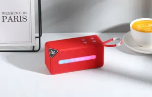 Tragbarer kabelloser Bluetooth Lautsprecher mit RGB Licht, starkem Bass und praktischem Gurt.