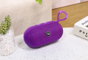 Primo piano di un altoparlante Bluetooth portatile viola con tessuto a rete e pratico cordino.