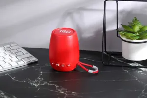 Mini altoparlante bluetooth wireless portatile rosso con pulsanti di controllo e cinturino.