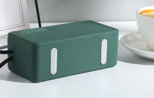 Tragbarer Mini-Bluetooth-Lautsprecher in Dunkelgrün mit kompaktem Design für den Außenbereich.