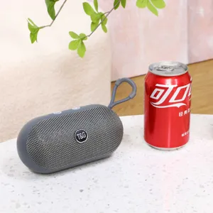 Vista dettagliata dell'altoparlante Bluetooth portatile wireless con comodo cinturino.