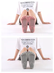 Non-slip five toe yoga socks, breathable cotton pilates fitness socks with grip for women.