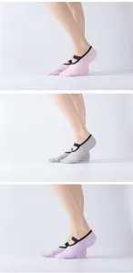 Chaussettes de yoga antidérapantes à brides croisées, style ballet respirant en détail.