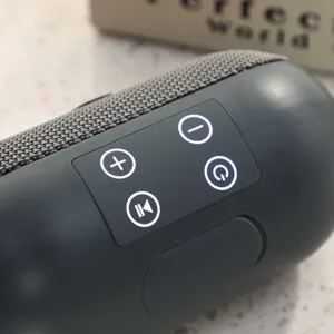 Primo piano dettagliato dell'altoparlante Bluetooth con tessuto e pulsanti in gomma.