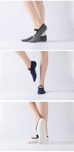 Chaussettes de yoga antidérapantes avec brides croisées et picots pour pilates et fitness.