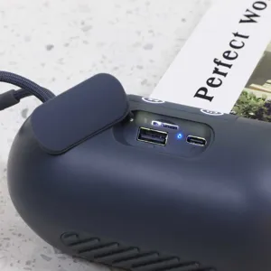 Primo piano dettagliato dell'area porte dell'altoparlante Bluetooth con slot di ricarica e cover.