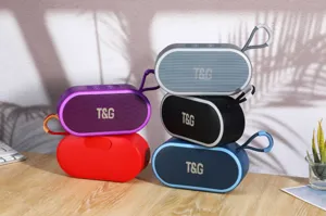 Tragbarer kabelloser Bluetooth-Lautsprecher mit sattem Bass und praktischer Trageschlaufe.