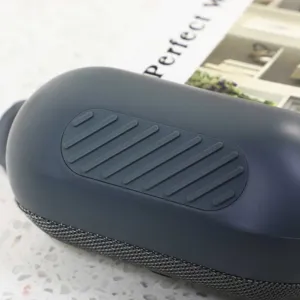 Dettaglio altoparlante bluetooth portatile senza fili, tessuto premium e finitura in silicone.