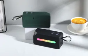 Tragbarer kabelloser Bluetooth-Lautsprecher Detailansicht mit RGB-Beleuchtung und Trageband.