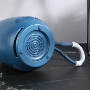 Altoparlante bluetooth blu portatile in primo piano, dispositivo audio wireless compatto.