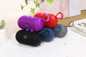 Vista dettagliata di altoparlanti Bluetooth portatili colorati con rete e cordini di trasporto.