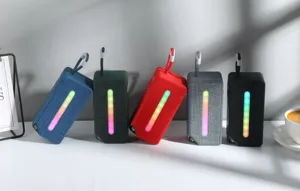 Tragbarer Mini Bluetooth Lautsprecher mit RGB Licht, kabellose Outdoor Musikbox mit Trageriemen.