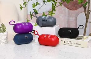 Vista di dettaglio dell'altoparlante Bluetooth portatile wireless con vari colori compatti.
