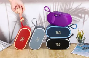 Tragbarer kabelloser Bluetooth-Lautsprecher Detailansicht, buntes Mini-Outdoor-Audiogerät.