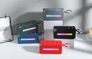 Tragbarer Mini-Bluetooth-Lautsprecher mit TWS-Funktion, bunten Lichtern und praktischem Tragegurt.