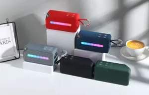 Tragbarer Mini-Bluetooth-Lautsprecher mit RGB-Lichtern, TWS-Bass und praktischer Trageschlaufe.
