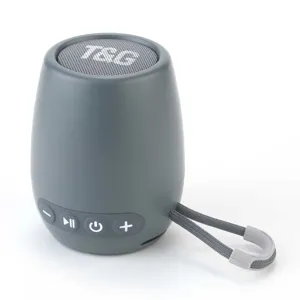 Dettaglio dell'altoparlante bluetooth portatile, mini altoparlante wireless grigio con cordino.