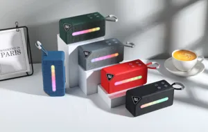 Bunte tragbare Bluetooth-Lautsprecher Mehrfarben-Szene zeigt RGB-Lichtleiste Produktdetails.