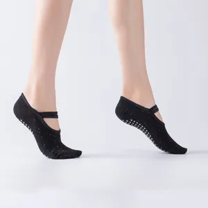 Chaussettes de yoga antidérapantes à brides croisées et picots, idéales pour le fitness.