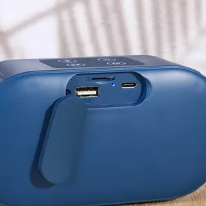 Tragbarer kabelloser Bluetooth-Lautsprecher Detailansicht mit Ladeanschluss und TF-Karte.