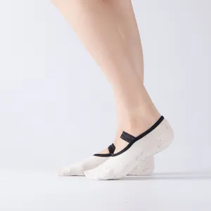 Chaussettes de yoga ballet avec brides croisees, design antiderapant, respirantes et confortables.