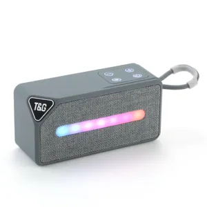 Detailansicht des tragbaren Bluetooth-Lautsprechers mit Stoffgitter, LED-Lichtleiste und Tasten.