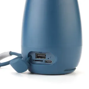 Vista dettagliata dell'altoparlante bluetooth portatile con porta di ricarica e slot