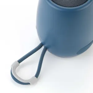 Mini altoparlante bluetooth portatile blu vista dettaglio con cordino intrecciato manico.