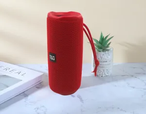 Tragbarer kabelloser Bluetooth-Lautsprecher mit tiefem Bass und wasserdichtem roten Design.