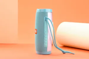 Haut-parleur Bluetooth sans fil bleu clair portable, montrant le tissu et la sangle.