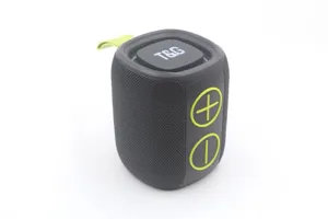 Altoparlante Bluetooth portatile con bassi potenti, design in tessuto per uso esterno.