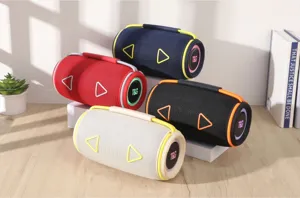 Detailaufnahme tragbarer zylindrischer Bluetooth-Lautsprecher mit buntem Mesh und Griff.