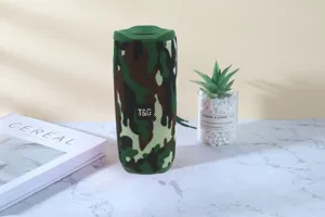 Tragbarer Camouflage Bluetooth Lautsprecher mit T&G Logo Detail für kabellosen Musikgenuss.