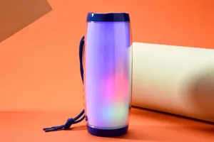Détail de haut-parleur Bluetooth sans fil portable avec lumières LED colorées et dragonne.