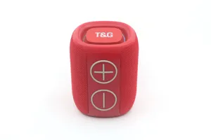 Dettaglio altoparlante Bluetooth portatile rosso, design in tessuto a rete e tasti.