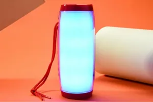 Enceinte bluetooth sans fil portable avec des lumières LED colorées et un cordon rouge.
